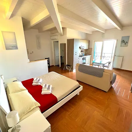 Tramonto Suite-rome Airport Fco-fronte Mare アパート